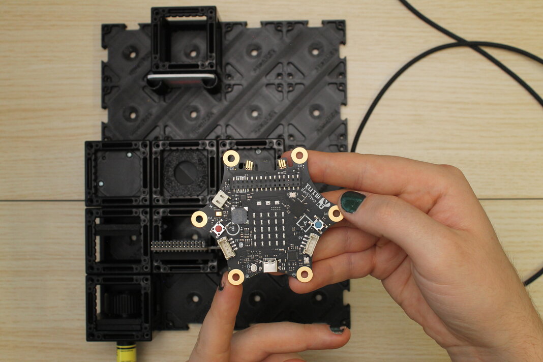 Calliope Mini V3 mit seinem USB-Port vom Schirm weg zeigend