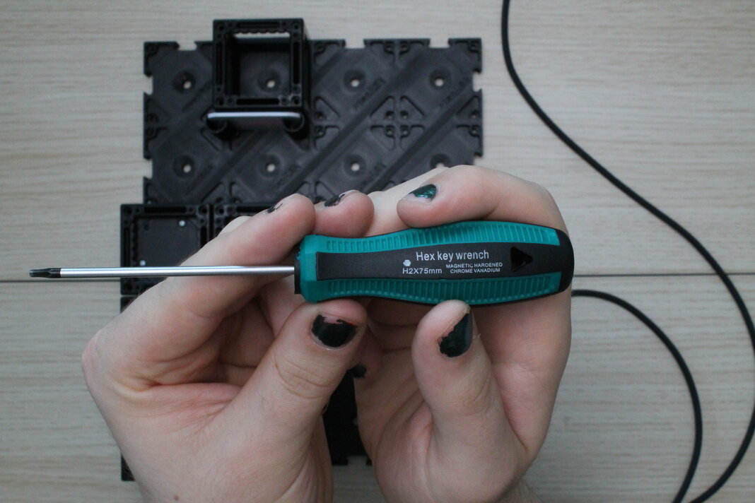 Der Schraubendreher für die Madenschrauben der kinematischen Spiegelhalterungen ist H2x75mm.