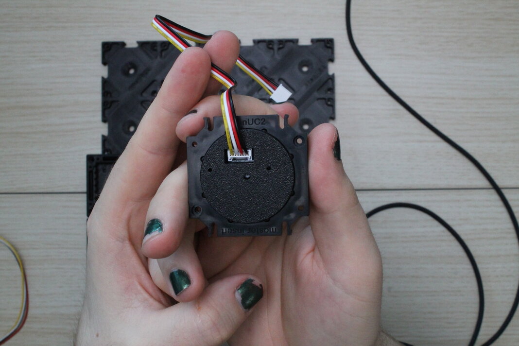 Stecke das Kabel in den Grove-Anschluss des Lichtsensors.