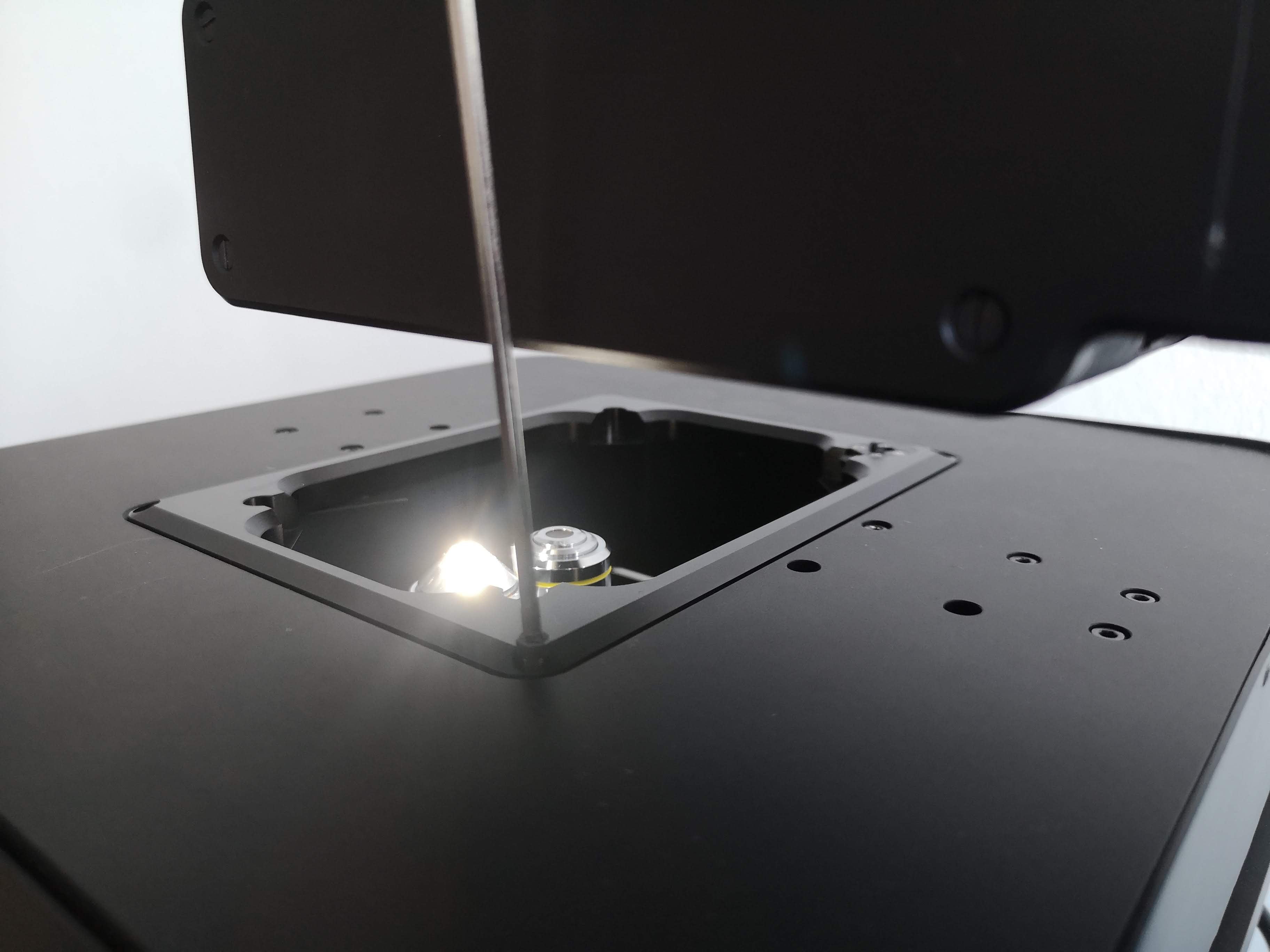 well-plate holder: screws